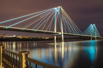 Виноградовский мост вечером. / Пещеходный вантовый мост в г. Красноярске соединяет исторический район &quot;стрелка&quot; с островом Татышев. В этом году была смонтирована подсветка, которая придала мосту новый облик в вечернее время.