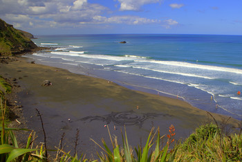 Рисунок на черном песке / Рисунок на пляже периодически оставляет местный художник маори