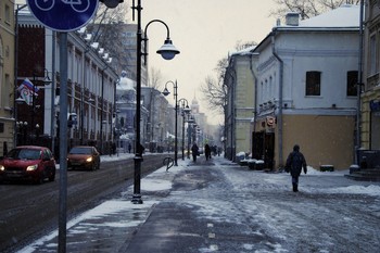 Сумерки на Пятницкой. / Словно сумеpек наплыла тень 
 То ли ночь то ли день 
 Так сегодня и для нас с тобой 
 Гаснет свет дневной 
 
 Этот сумpачный белесый свет 
 То ли есть то ли нет 
 И стоим с тобою pядом мы 
 На поpоге тьмы