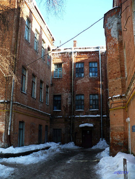 старый дворик / снято зимой 2010г. Гомель, ул. Советская со стороны кинотеатра Калинина.