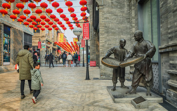 Знаменитая торговая улица Дашилань. / Март 2018 год. 
Пекин.
Китай.