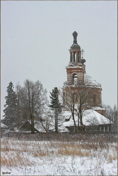 Зимняя зарисовка / Рамешковский район. Михайлово-Прудовский погост . Михайлово-Прудовский погост Рамешковского сельского округа Тверской области расположен в близи с автомобильной дорогой Тверь-Бежецк, на возвышенном месте с пологим скатом к востоку и югу, в 6 километрах от райцентра поселка Рамешки и в 56 километрах от Твери. Земли в округе хранят следы глубокой древности. Курганы, надписи на камнях с рисунками, свидетельствуют о том, что территория эта осваивалась людьми в каменном и бронзовом веках. В V-VI вв. н.э. здесь жили финно-угорские племена: Весь, Мере, Чудь. Постепенно сюда: по рекам Тверца и Медведица проникали новгородские славянские племена, по рекам Ваузе, Осуге, Волге – смоленские племена кривичей.