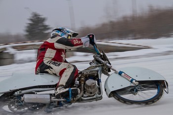 Скорость... / Чемпионат Тюмени по мотогонкам на льду