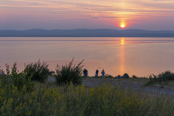Солнечная дорожка на рассвете. / Хакасия, рассвет на озере Шира.