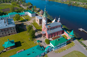 Солнечный летний день над храмами Староладожского Никольского монастыря / Солнечный летний день над храмами Староладожского Никольского монастыря (аэрофотосъемка). Старая Ладога, Россия