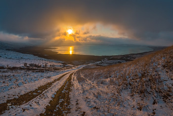 Сенгилеевское озеро / Оказаться в нужном месте, в нужное время. Солнце на закате буквально на пару минут пробилось сквозь тучи. И по композиции всё сложилось – и дорога, и озеро в сочетание с тучами, просветом. 
Фотопроект «Открывая Ставрополье». Декабрь, 2018 г.
Приглашаю в фототур «Удивительное Ставрополье». Описание тура на зимний период здесь: https://vk.com/topic-69994899_39361185 (контакт) и https://www.facebook.com/groups/1755505914709044/ (фейсбук).