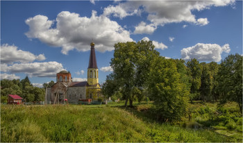 Старая церковь у речки / река церковь лето