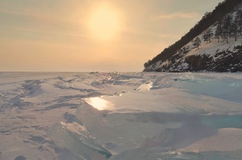 Солнечный проблеск / Морозный зимний день на Байкале заканчивается