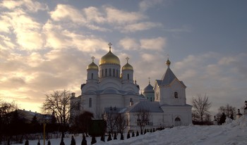 Дивное Дивеево. / Дивеево – место, в котором расположен четвёртый и последний удел Пресвятой Богородицы — святая земля, которая находится под особенным покровительством Божией Матери.

Остальные три удела — это Иверия (Грузия), Святая Гора Афон (Греция) и Киево-Печерская лавра (Украина). Но только Дивеево считается единственным местом, куда Богородица является ежедневно. Также в Дивеево покоятся мощи одного из самых почитаемых русским народом святых — Серафима Саровского.

Свято-Троицкая Серафимо-Дивеевская женская обитель находится в самом центре села Дивеево, основанного в 1559 году и расположенного в Нижегородской области.