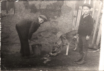 Два брата и собака / Кормление собаки примерно в 1966 году обратом принесенным с колхозной фермы для теленка.