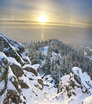 Вид с горы Ялангас. Южный Урал. / Высота горы 1300 метров. Зимой тропа 12 км в одну сторону от турбазы. Нам повезло - выглянуло солнце.
