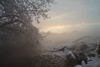 Зимнее утро на водостоке КМЗ / Россия. Тула. Косая Гора. Озеро Горячка. Снято на водостоке Косогорского металлургического завода.