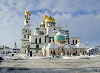 Воскресенский Ново-Иерусалимский мужской монастырь / Ставропигиальный Воскресенский Ново-Иерусалимский мужской монастырь — один из самых известных в Подмосковье. Это — уникальное святое место, удивительное и по своему замыслу, и по его воплощению, в котором участвовали знаменитые архитекторы сразу нескольких эпох. Он воспроизводит расположение главных святынь Иерусалима: Воскресенский храм — аналог храма Гроба Господня с приделами, подземная церковь Константина и Елены — аналог пещерной палестинской церкви, Рождественская трапезная церковь. Природный рельеф местности носит библейские названия: горы (холмы) Фавор, Ермон, Синай, Елеон, река Иордан (Истра), Гефсиманский сад.