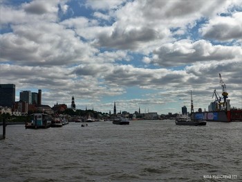 Hamburg / Облака над Эльбой
2018