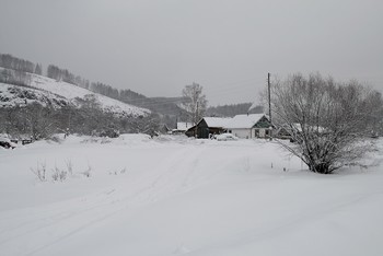 Чёрным по белому / На окраине деревеньки в ненастную зимнюю погоду.
