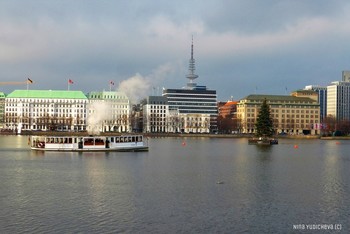 Alster Hamburg / Пароход &quot; St. Georg&quot; был построен в 1876 году на верфи Reiherstieg в Гамбурге и первоначально назывался Фалькон, позже Галатея. В 1936 году получил нынешнее название. http://fotokto.ru/id156888/photo?album=62974#photo5053762
http://fotokto.ru/id156888/photo?album=62974#photo5300565
http://fotokto.ru/id156888/photo?album=62939#photo5686308
Здание слева со светло-зеленой крышой - отель &quot;Четыре времени года&quot;
Традиционно каждый год на озере устанавливается рождественская елка. Так она выглядит вечером; http://fotokto.ru/id156888/photo?album=76583#photo4648195
Озеро вечером: http://fotokto.ru/id156888/photo?album=76583#photo4644999
http://fotokto.ru/id156888/photo?album=76583#photo4409807
Альбом &quot;Гамбург. Озеро Альстер. Каналы&quot;: 
http://fotokto.ru/id156888/photo?album=62939