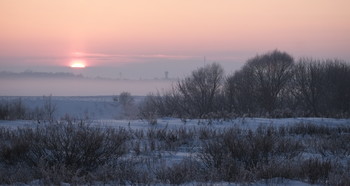 Зимний закат. / Январский закат в поле у реки.