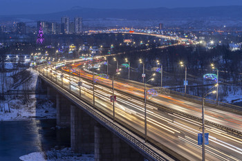Октябрьский мост вечером / Мост через Енисей в черте г. Красноярска, на острове Татышев светится городская елка.