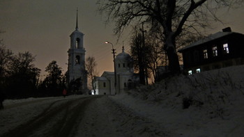 Поздний вечер в провинциальном городке / ул. красная горка в Торжке