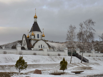 Ветрено / Свято-Успенский мужской монастырь, что на Удачном под Красноярском, пасмурно, ветрено.