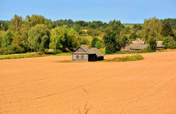 Близкое далёко / Дом в середине поля ждет свое время, чтоб и на его месте выросла пшеница...