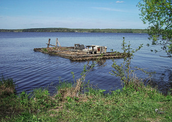 &quot;Занесло, Эх занесло куда-то, Занесло меня...&quot; / Нашел в своём архиве. Как-то занесло весной с верховья Волги в город Конаково вот такой плотик.