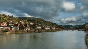 Гейдельберг /нем. Heidelberg/— город в Германии / Гейдельберг расположен на Верхнерейнской низменности, на берегу реки Неккар. В этом месте река покидает свою долину в Оденвальде и выходит на равнину, где в 20 км к северо-западу от Гейдельберга сливается с Рейном. Над городом господствуют три возвышенности: Кёнигштуль (568 м), Гайсберг (375 м) на левом берегу Неккара и Хайлигенберг («гора святых», 445 м) на правом.