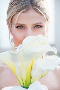  / Blue eyes hidden with a flower