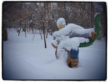 Много снега бывает / В старом парке...