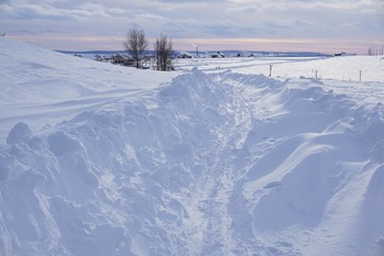 Много снега бывает / Снежная дорога