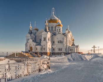 бЕЛОГОРСКИЙ ХРАМ В УТРЕННЕМ СВЕТЕ / ........................