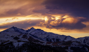 Полет огнедышащего дракона. / Остатки огромного лентикулярного облака на закате.
