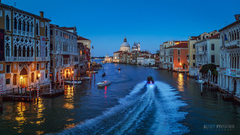 Огни Венеции / Один из самых популярных видов Венеции. Благодаря полицейскому катеру появилась динамика, столь не характерная для неспешного города.