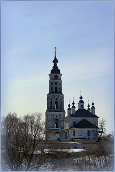 Троицко-Знаменская церковь . / Лежневский район . Лежнево.
Доминантой посёлка является колокольня Троицко-Знаменского храма.
Расстояние от Лежнева до города Иванова - 27 км. Лежнево расположено в удобном месте, на берегу чистой и быстрой реки Ухтохмы, бойком перекрёстке ранее существовавших дорог на Владимир и Москву, Шую и Нижний Новгород, Иваново, Нерехту, Кострому, Ярославль............Каменная Знаменская церковь (вместо деревянной, существовавшей с начала XVII века) была построена в 1745 г. на средства крестьянина А.П. Любимова (бургомистра села, винного откупщика). Храм был частью Знаменского женского монастыря, который существовал с XV века. В 1764 г. монастырь был закрыт, и церковь стала приходской. В 1813 г. был надстроен второй этаж, освящённый во имя Святой Троицы, после чего храм и стал называться Троицко-Знаменским.