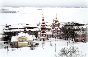 Нижегородская зима. / Церковь Собора Пресвятой Богородицы, более известная как Рожде́ственская или Стро́гановская — действующая православная церковь, расположенная на Рождественской улице Нижнего Новгорода. Построена в 1696—1719 годах на средства купца Григория Дмитриевича Строганова. Является одним из лучших образцов строгановского стиля, имеет статус памятника архитектуры федерального значения