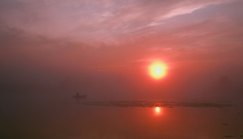 Рыбак в тумане. / Утренний туман на озере Сосновое.