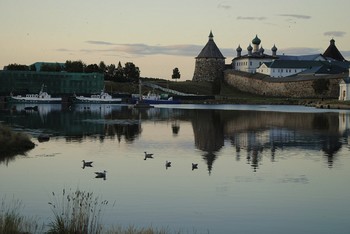 Вечер. / Закат у монастырской стены на Соловецком острове.