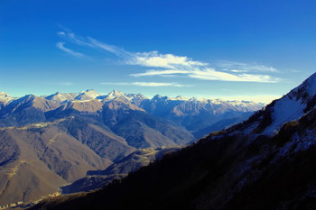 Вершины Красной поляны / Подъём по канатной дороге &quot;Карусель&quot;.Открываются захватывающие виды горных вершин.Осенью в ожидании зимнего сезона.