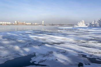Вид на зимний город / Вид на левобережную часть города Красноярска и &quot;Коммунальный&quot; мост с острова &quot;Отдыха&quot;