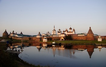 Окрашено закатом. / Соловецкий монастырь в нежных лучах закатного солнца.