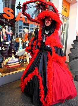 Venezianischer Karneval in Hamburg / Дама в красном