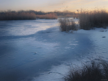 Замерзшая река и дух восхода солнца / Это небольшое, приятное место у реки Быстрой, в Ростовской области. Я сделал тестовые снимки в этом месте, в серый день, и ждал, может быть, 4-5 дней до восхода солнца, чтобы сделать эту фотографию.