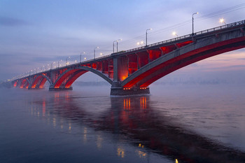Мост в красном. / на Коммунальном мосту в г.Красноярске смонтировали подсветку, имеющую разные режимы работы и световые схемы.