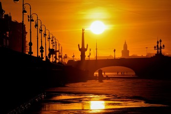 Когда солнце посещает город / Набережная Кутузова в Санкт-Петербурге за 17 минут до заката