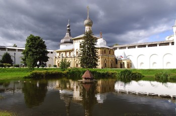 Храм, освещенный солнцем. / Церковь Одигитрии в Ростове Великом.
Церковь была возведена уже после кончины митрополита Ионы Сысоевича при его преемнике митрополите Иоасафе. Расположена в северо-западном углу Ростовского кремля и примыкает к стене, окружающий двор. В архитектуре храма отразился пришедший в Россию стиль, получивший название «нарышкинское барокко».