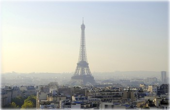 В Париже - утро раннее. / Эйфелева башня - не проснулась еще...