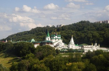 Печерский Вознесенский монастырь / Монастырь на крутом правобережье Волги был основан более 680 лет назад и многое повидал на своем веку - княжеские междоусобицы, набеги татар, непростые Смутные времена, величие русских государей и десятилетия запустения. Свое название - Вознесенский он получил по первому построенному храму. А Печерским монастырь стали называть по монашеским пещерам на волжском берегу, с которых эта обитель и началась.