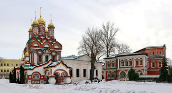 Храм Николая Чудотворца и Палаты Аверкия Кириллова на Берсеневке (Берсеневская набережная) / Храм Николая Чудотворца составляет архитектурный ансамбль с палатами Аверкия Кириллова. Эти палаты были одними из самых больших и роскошных в Москве. На втором этаже палат на закладном камне есть надпись, указывающая на начало строительства – 1657 год. Любопытно, что возведение храма совпадает по времени с постройкой палат – 1656-1657 годы
Церковь св. Николая на Берсенёвке стоит настолько близко к палатам Аверкия Кириллова, что в конце XVII века существовал крытый переход, соединявший храм с палатами
В 1775г. с запада к четверику храма пристроили новую просторную трапезную в стиле классицизм, которая сильно исказила первоначальный облик здания
.
История этого места полна загадок и легенд. По неподтвержденным данным здесь был двор известной исторической личности Малюты Скуратова. Считается, что деревянный дом с каменным подклетом на месте Палат Аверкия Киоиллова существовал здесь уже в XV-XVI веках – его следы были найдены археологами и реставраторами. Именно отсюда (от Никольской церкви), по отрывочным сведениям, идет тайный подземный ход под Москвой-рекой в Кремль и к Дому Пашкова на Ваганьковском холме.

А сейчас, это тихое место посреди шумной Москвы с необычайной старомосковской атмосферой.