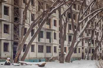 ЗАХВАЧЕННЫЙ / заброшенный дом советской постройки. громадные деревья, как паутина