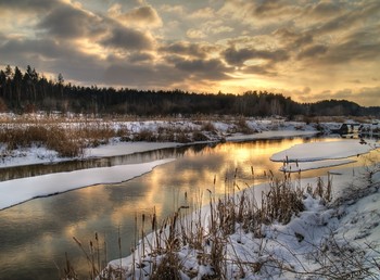 Последний день зимы / Фотопрогулки за городом в вечернем свете (речка Нивка, что под Киевом) . 28 февраля 2018 г.

«Последний день зимы нам выдан для сомненья:
Уж так ли хороша грядущая весна?
Уж так ли ни к чему теней переплетенья
На мартовских снегах писали письмена?

А что же до меня, не верю я ни зною,
Ни вареву листвы, ни краскам дорогим:
Художница моя рисует белизною,
А чистый белый цвет - он чище всех других.

Последний день зимы, невысохший просёлок...
Ведут зиму на казнь, на тёплый эшафот.
Не уподобься им, бессмысленно весёлым, -
Будь тихим мудрецом, всё зная наперёд.

Останься сам собой, не путай труд и тщенье,
Бенгальские огни и солнца торжество.
Из общей суеты, из шумного теченья
Не сотвори себе кумира своего»

Юрий Визбор

Еще одно фото:

[img]https://i.imgur.com/n1nHeWl.jpg[/img]

https://youtu.be/eCPcU971MC0